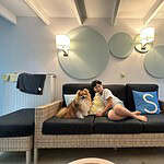 Pomeranian - fluffy 4 Kind en hond op bank in gezellige woonkamer.
