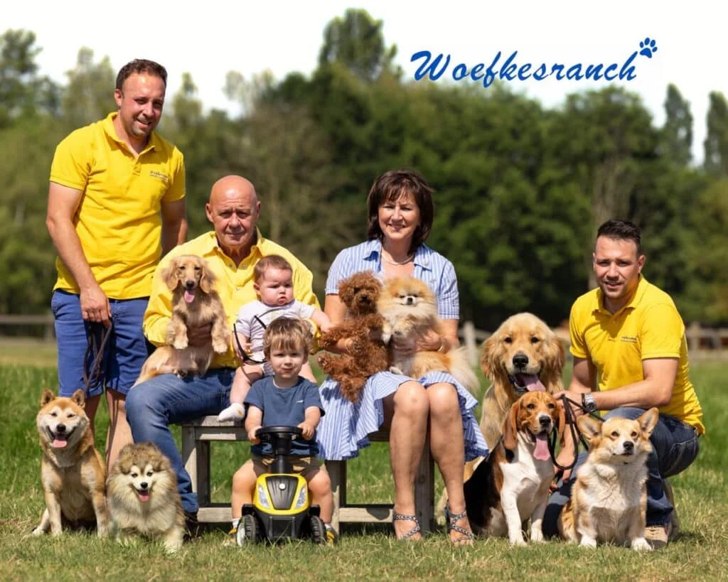 De familie woefkesranch, eerste en tweede generatie, met veel van hun honden